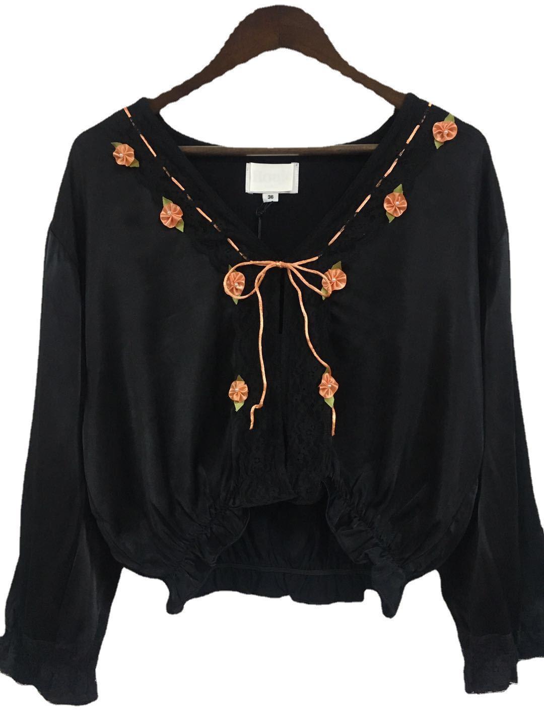 Dame elegant satinbluse med florale pynt Stilla
