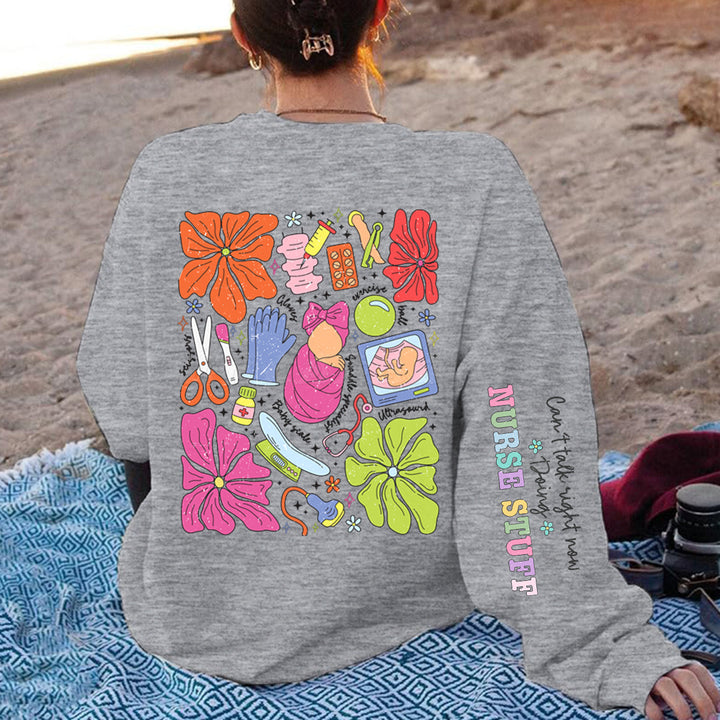 Kvinders hoodie med farverigt grafisk design og originalt plejemotiv Stilla