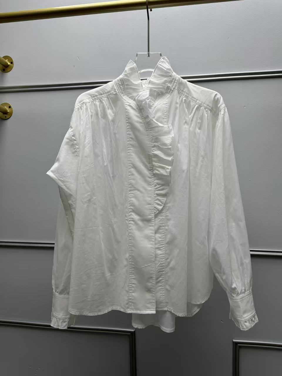 Damebluse med elegante flæsedetaljer og højhalset krave Stilla