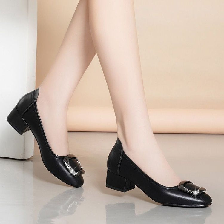 Dame elegante pumps med funklende smykkedetalje og komfortabel blokhælhæl Stilla