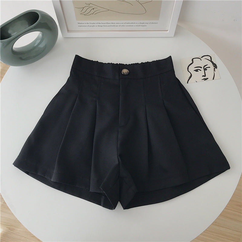Kvinders elegante shorts med plisseringer og knapdetalje