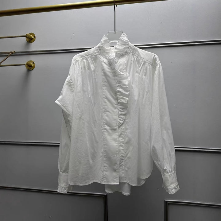 Damebluse med elegante flæsedetaljer og højhalset krave Stilla
