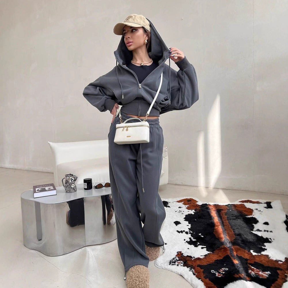 Kvinders afslappede og fashionable fritidssæt med cropped hoodie og brede bukser Skovae