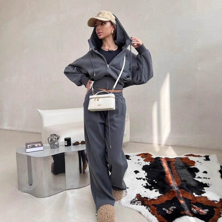 Kvinders afslappede og fashionable fritidssæt med cropped hoodie og brede bukser Skovae