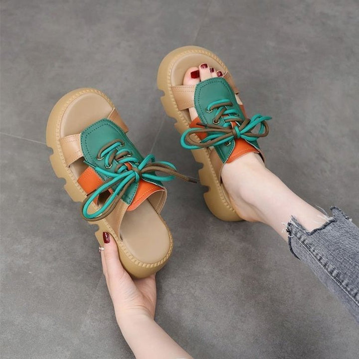 Dame Plateau-sandaler med justerbart snøresystem og farverige accenter Stilla