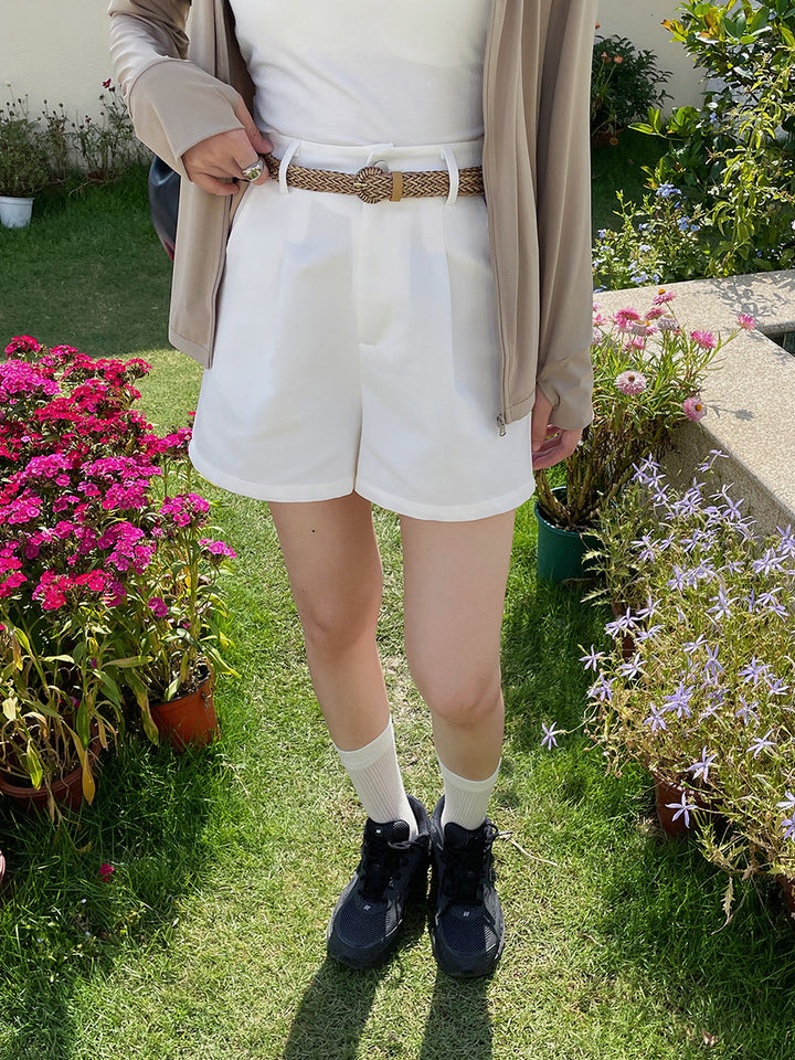Dame chino-lignende shorts med elegante bundfolder og stilfuld bælte Stilla