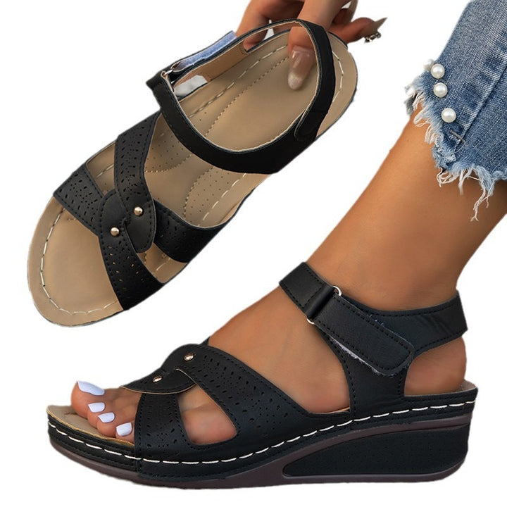 Dame Wedge-sandaler med perforerede remme og komfortabel sål Stilla