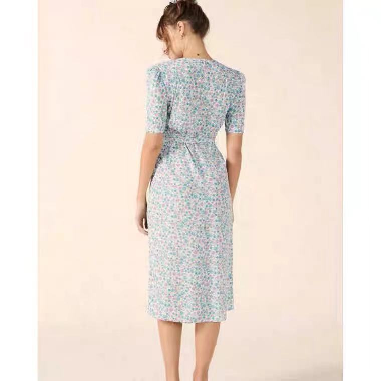 Dame wrap kjole med blomster mønstre og elegant snit Stilla