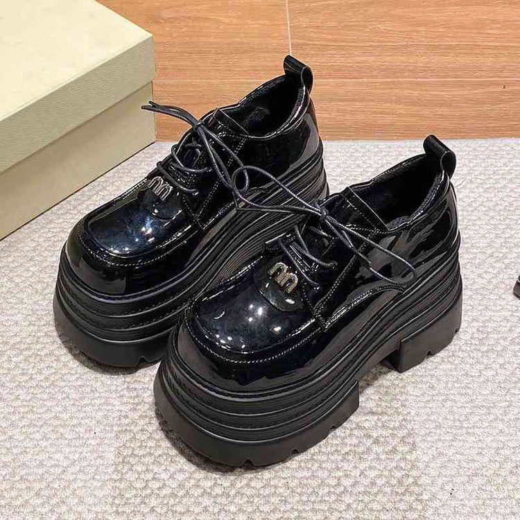 Dame Plateau-Sneakers med glat lakoverflade og stabil gummisål Stilla