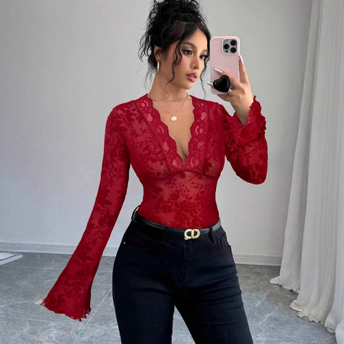 Dame nan en tætsiddende transparent mesh-spitzenbluse med dyb v-udskæring og floral velourstruktur skovae