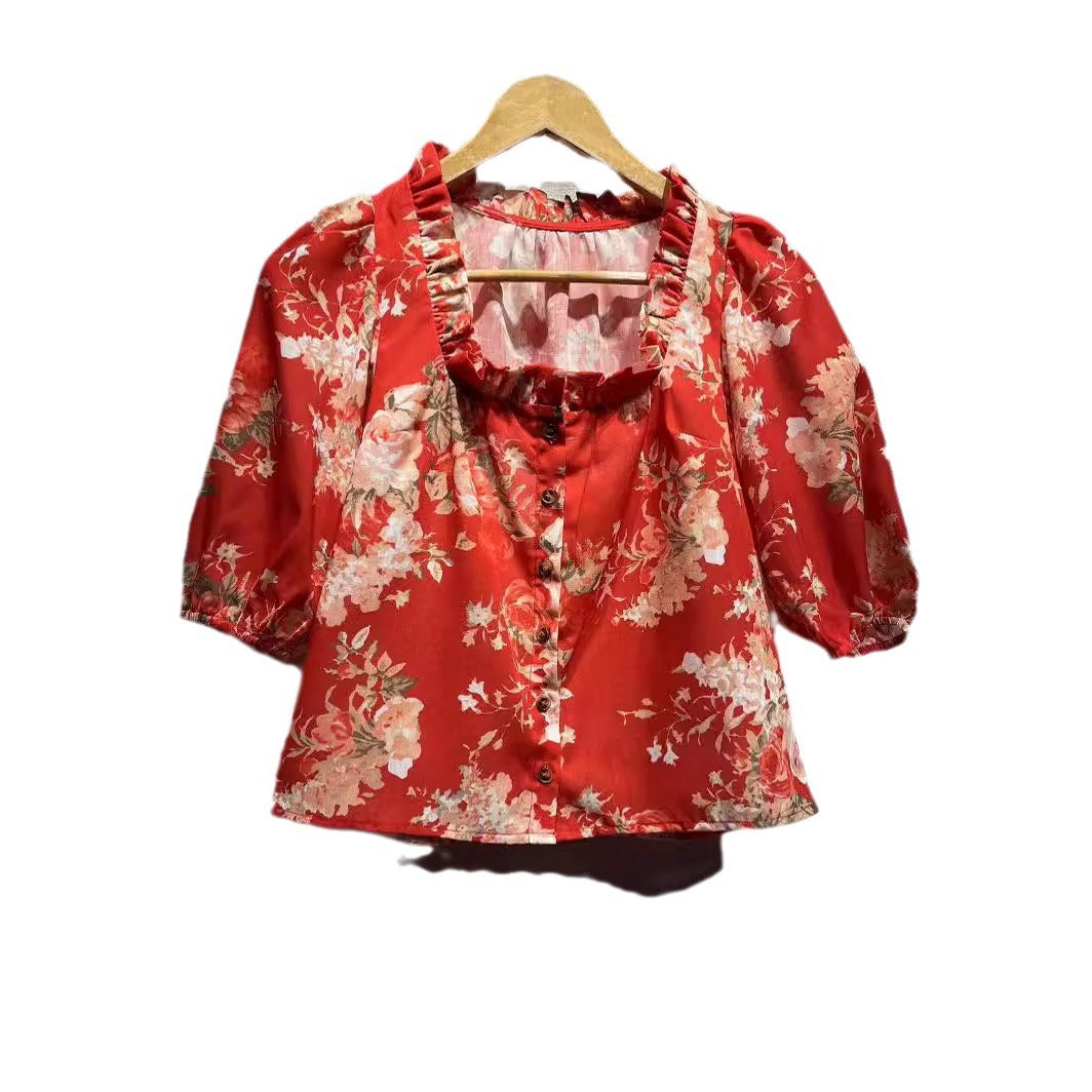 Damebluse i romantisk vintage-stil med blomstermønster og voluminøse pufærmer Stilla