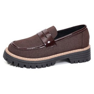 Dame Komfortable Slip-On Sko med robust profil og elegant applikation Stilla
