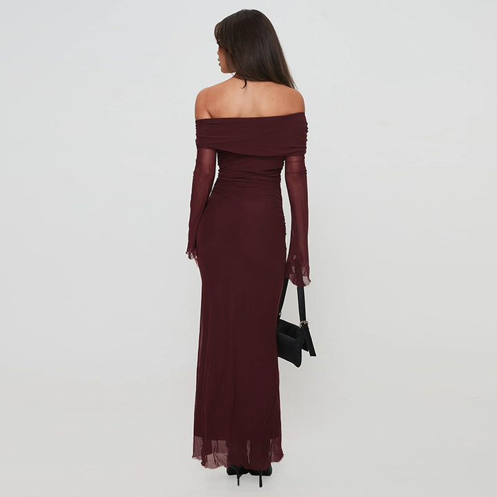 Dame figursyet maxikjole med off-shoulder design og flæsedetaljer Skovae