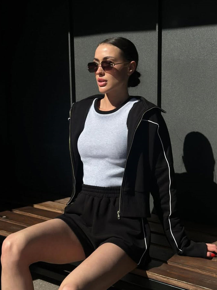 Kvinders sporty sæt lavet af blødt bomuldsstof med cropped top og shorts Skovae