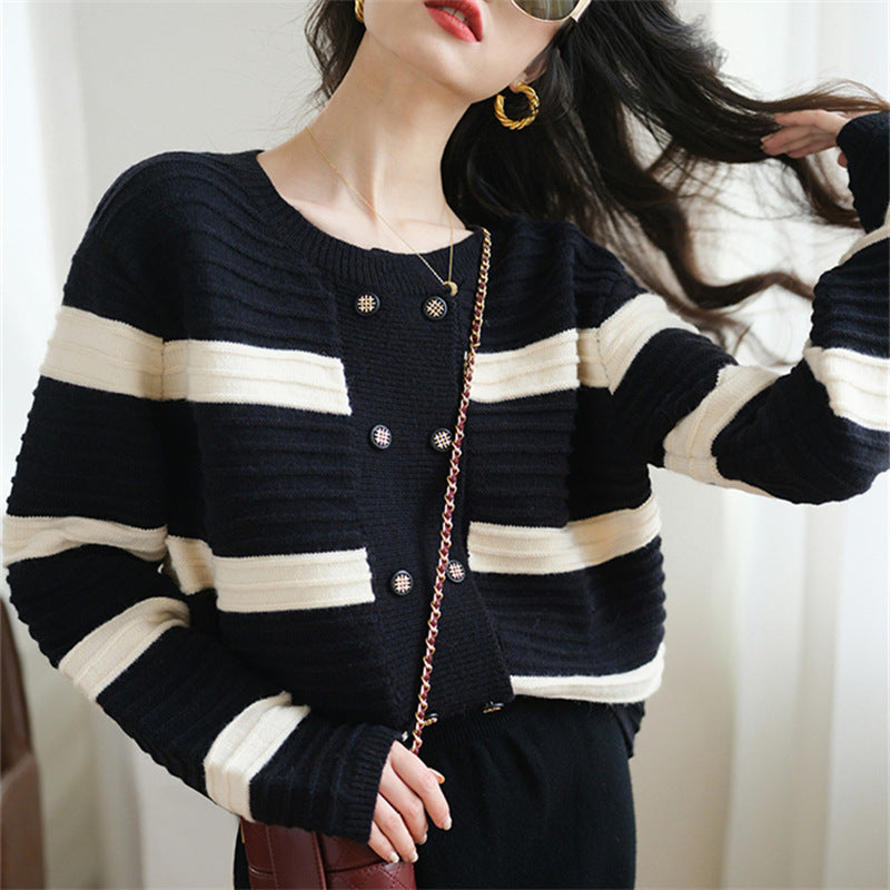 Dame cardigan med dekorative knapper og stribet design Stilla