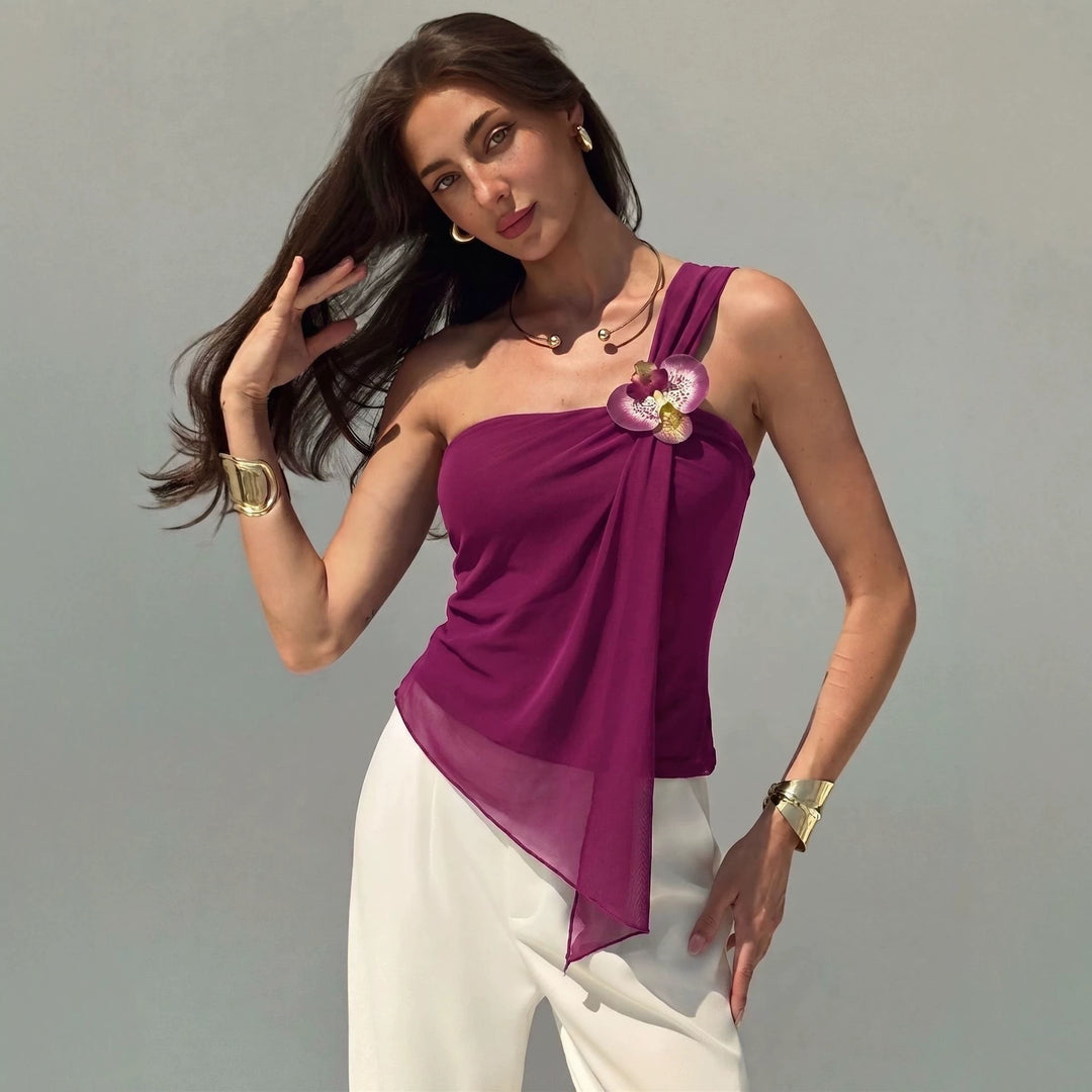 Dame nan asymmetrisk én skulder chiffon top med drapering og dekorativ brosche Skovae