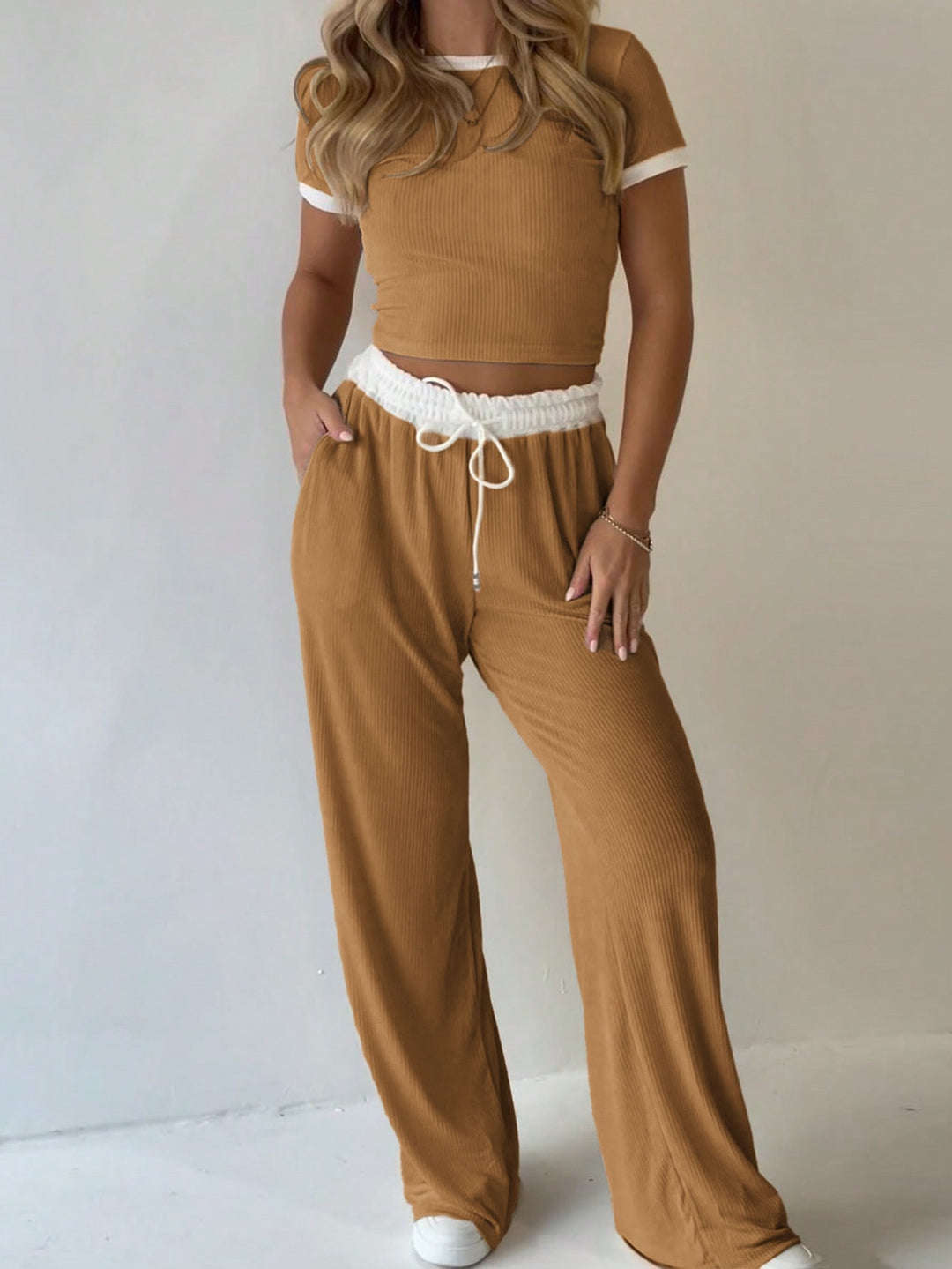 Dame afslappet to-delt fritidssæt med cropped T-shirt og vidde bukser Skovae