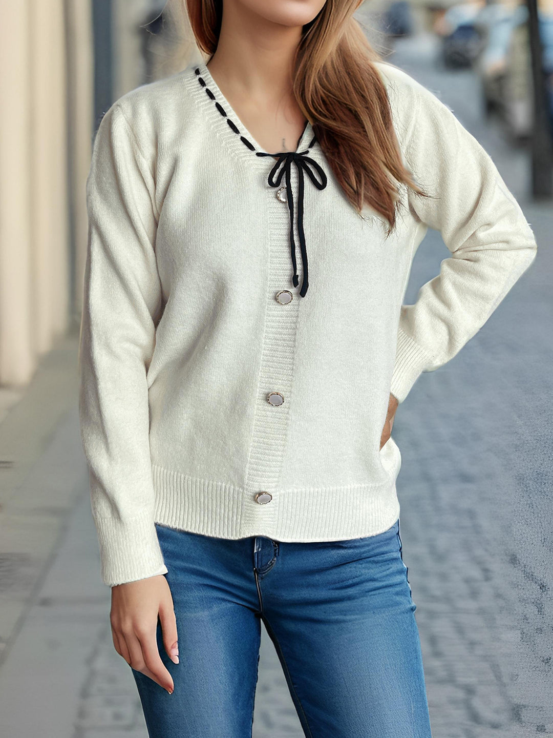 Dame cardigan med dekorative knapper og snor