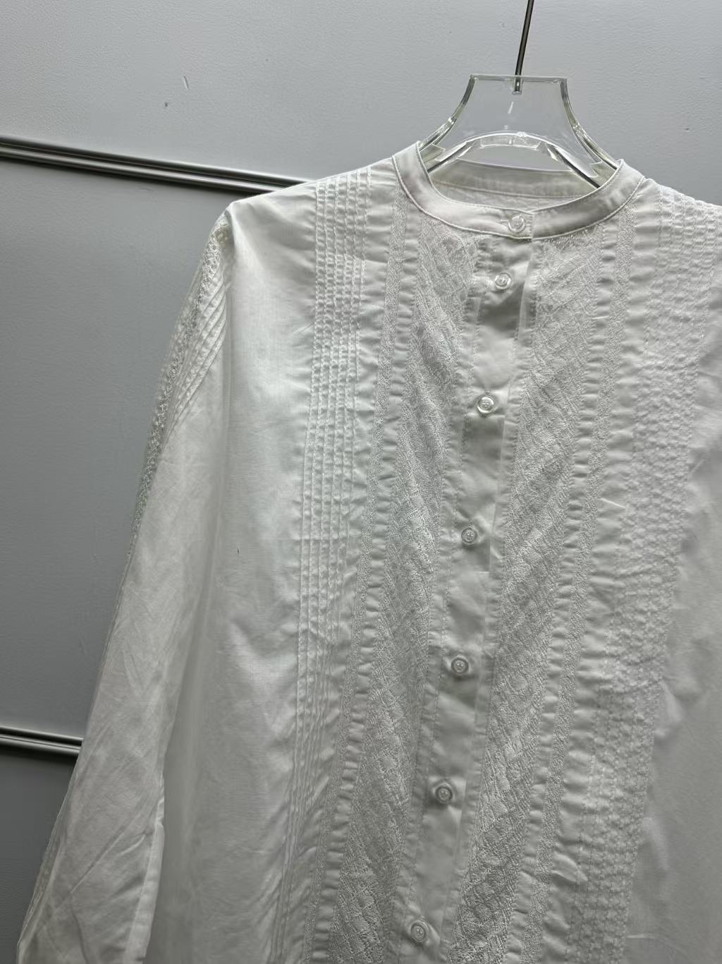 Damebluse med fine broderier og dekorative knapdetaljer Stilla