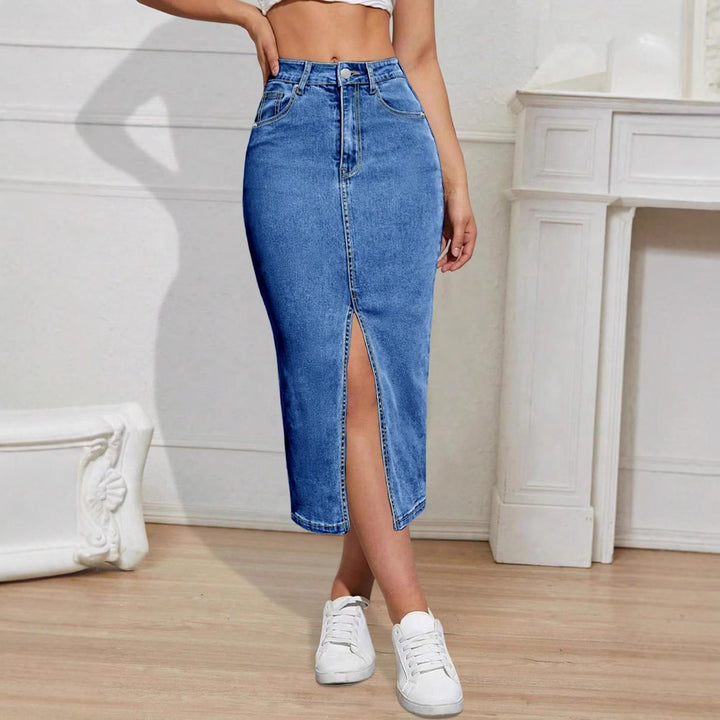 Dame midikjole i denim med figursmigrende design og praktiske lommer Stilla