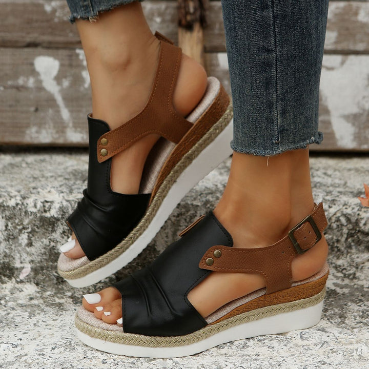 Dame wedge-sandaler med moderne åbne remme og komfortabel platformsål Stilla