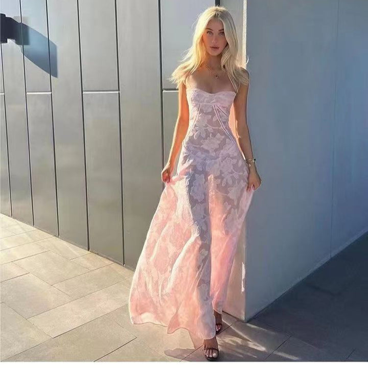 Kvindernes lange blondekjole med gennemsigtig topmateriale og elegant snit Stilla