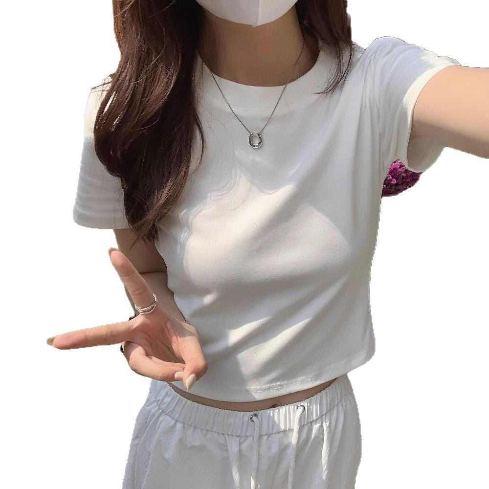 Dame cropped t-shirt i et moderne snit med rund hals og figursyet design