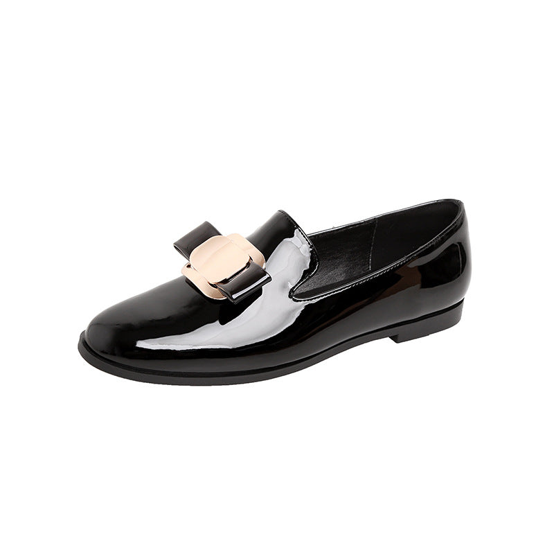Dame elegante Loafer med moderigtigt spænde detaljer og glinsende overflade Stilla