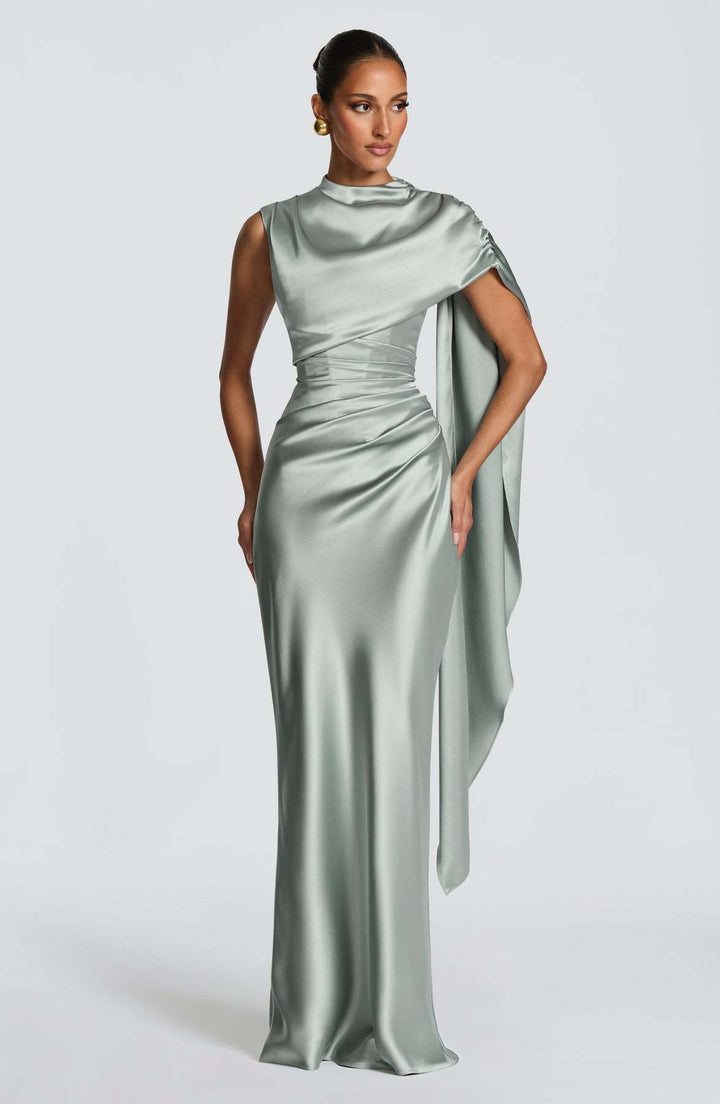 Dame elegante maxi kjoler med asymmetrisk top og flydende satin