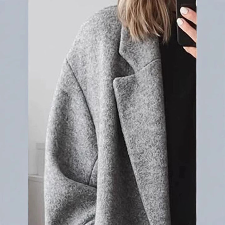 Kvinders oversized uldfrakke med dobbelt knaplukning og elegant snit Stilla