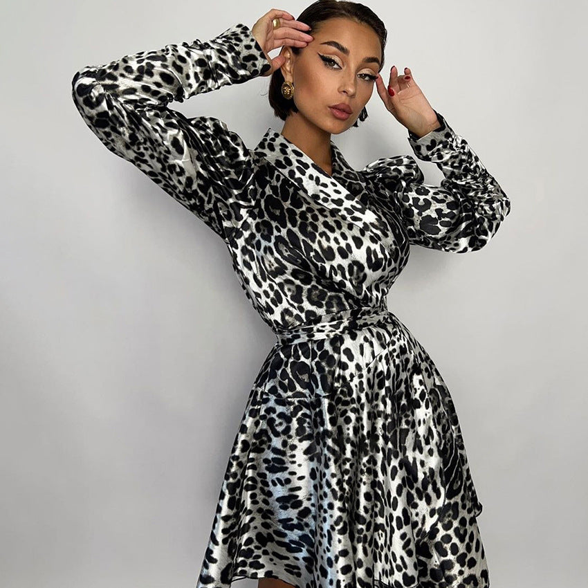 Dame omslagkjole med elegant leopardmønster og voluminøse ærmer Stilla