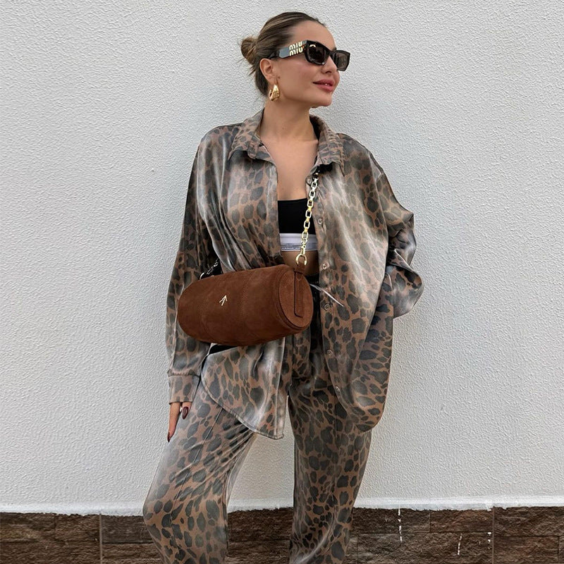 Dame sæt i let satin med trendy leopardmønster og elastisk talje Stilla