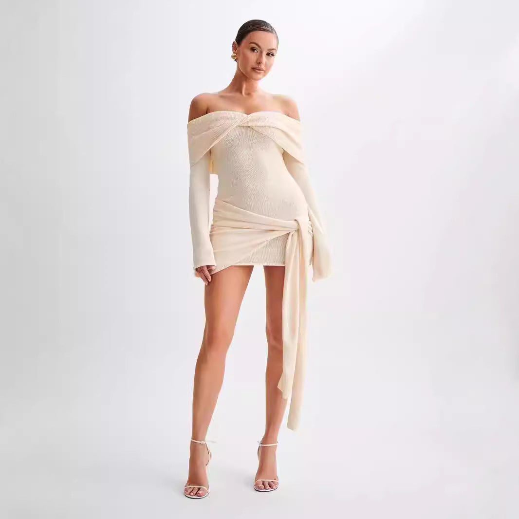 Dame mini kjole med off-shoulder design og bælte Stilla