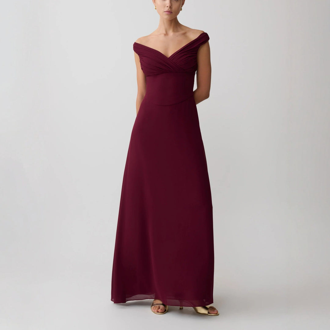 Dame Glamourøst Maxikjole med off-shoulder design og elegant drapering Skovae
