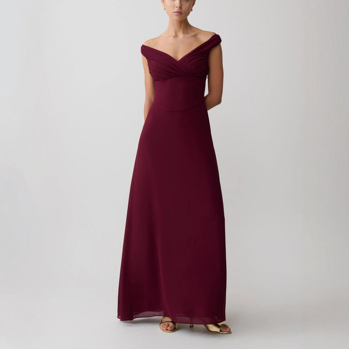 Dame Glamourøst Maxikjole med off-shoulder design og elegant drapering Skovae