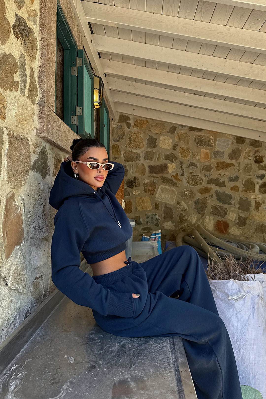 Dame cropped hoodie og løse joggebukser i afslappet design Skovae