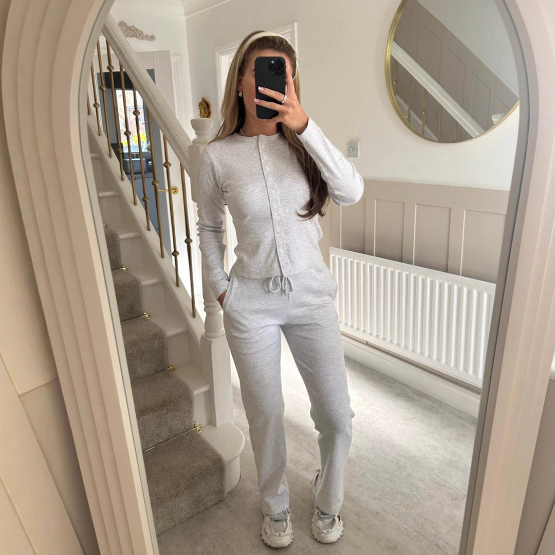 Kvindernes hyggelige strik jumpsuit med knapdetaljer og elegant design Skovae