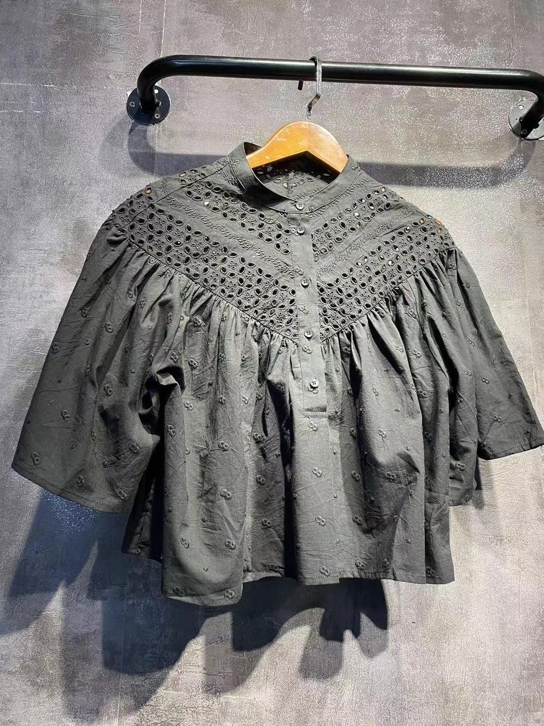 Dame kortærmet bluse med filigran broderimønster og voluminøse ærmer Stilla