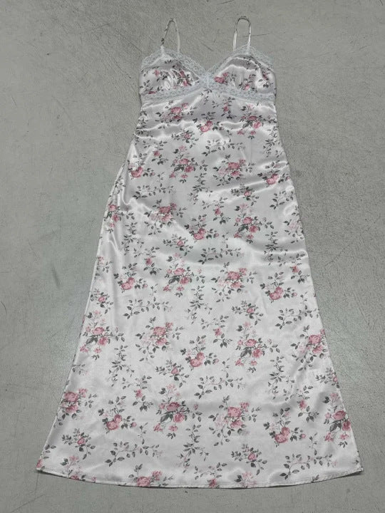 Dame natkjole med sarte spids detaljer og blomstret design Skovae