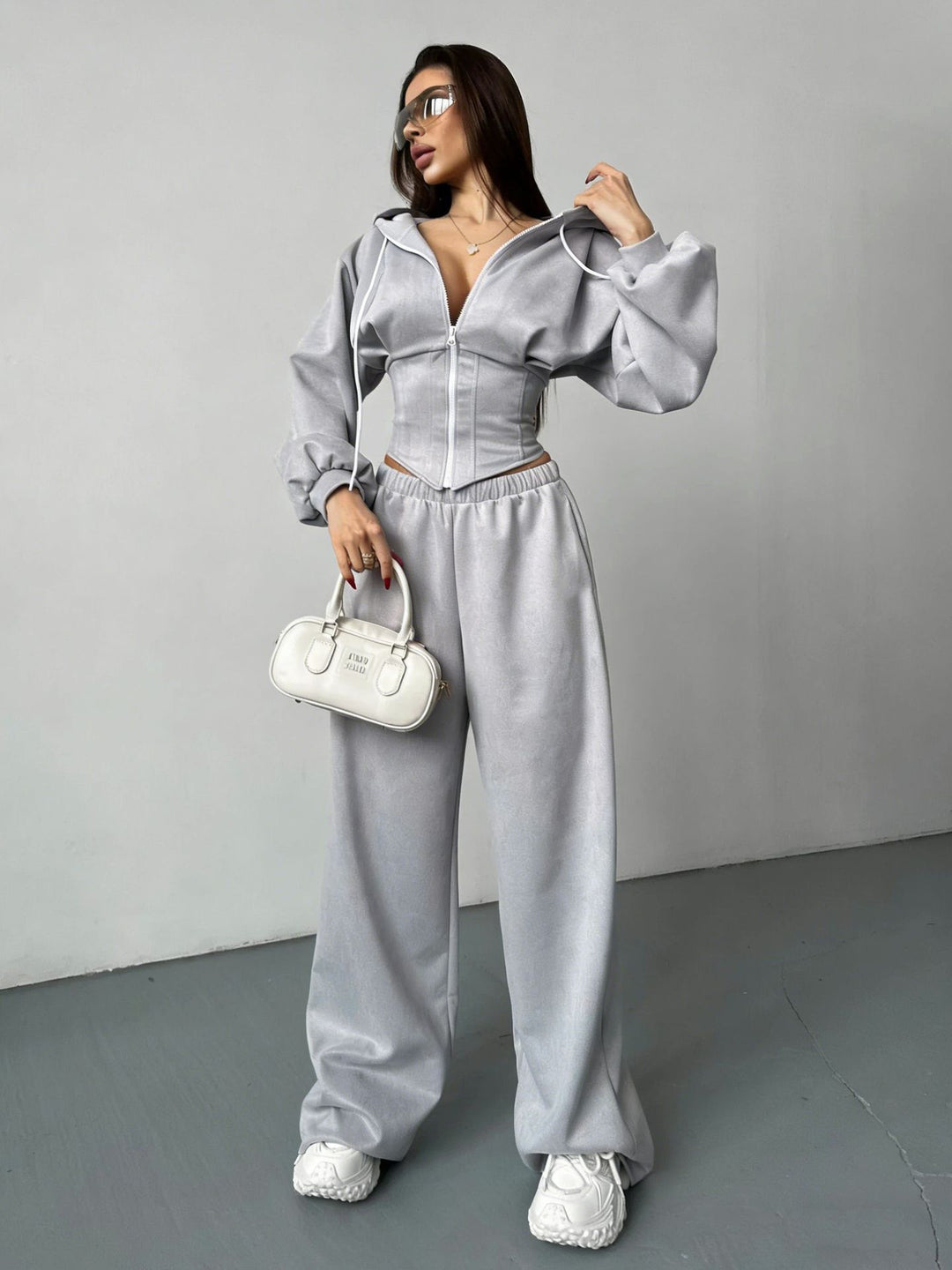 Kvinder sporty sæt af cropped hoodie jakke og brede joggingbukser med elastisk talje Skovae