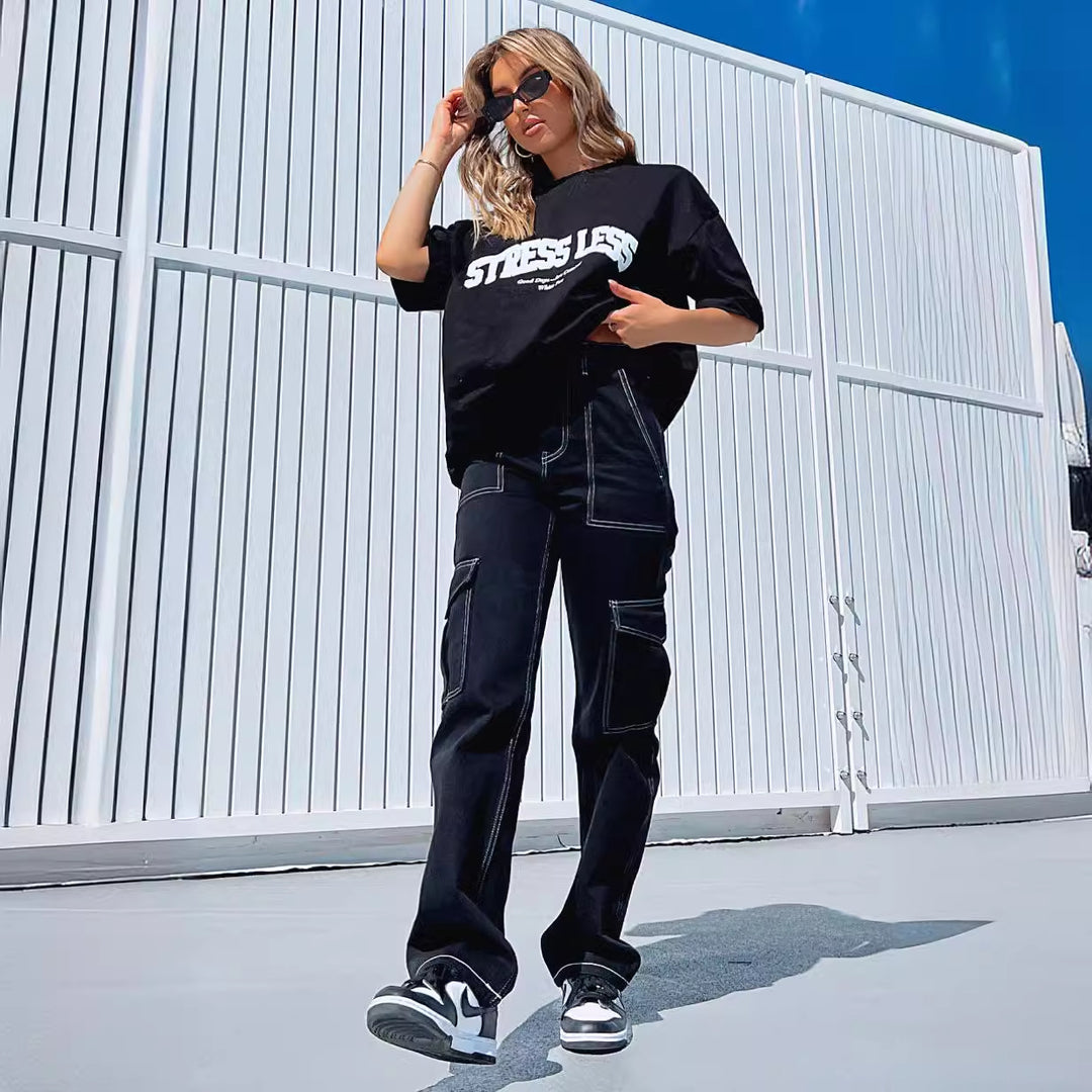 Dame cargo jeans i moderne snit med praktiske lommer og stilfuld kontraststingning