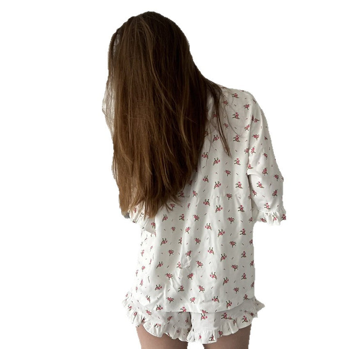 Dame pyjamasæt med glad blomstertryk og elegante flæsedetaljer Stilla