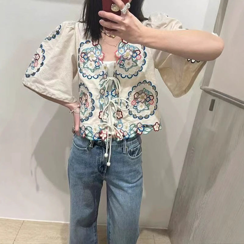 Dame broderet bluse med løs pasform og elegante flæsedetaljer Stilla