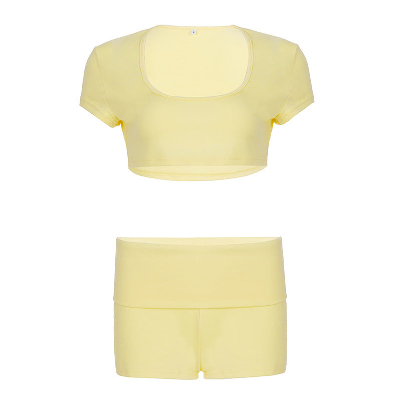 Dame komfortabelt to-delt sportsæt med crop-top og shorts Skovae