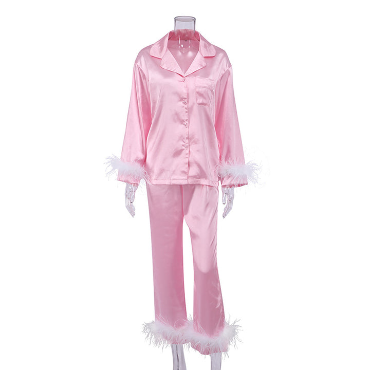 Dame Satin pyjamas med elegante fjerdetaljer Stilla