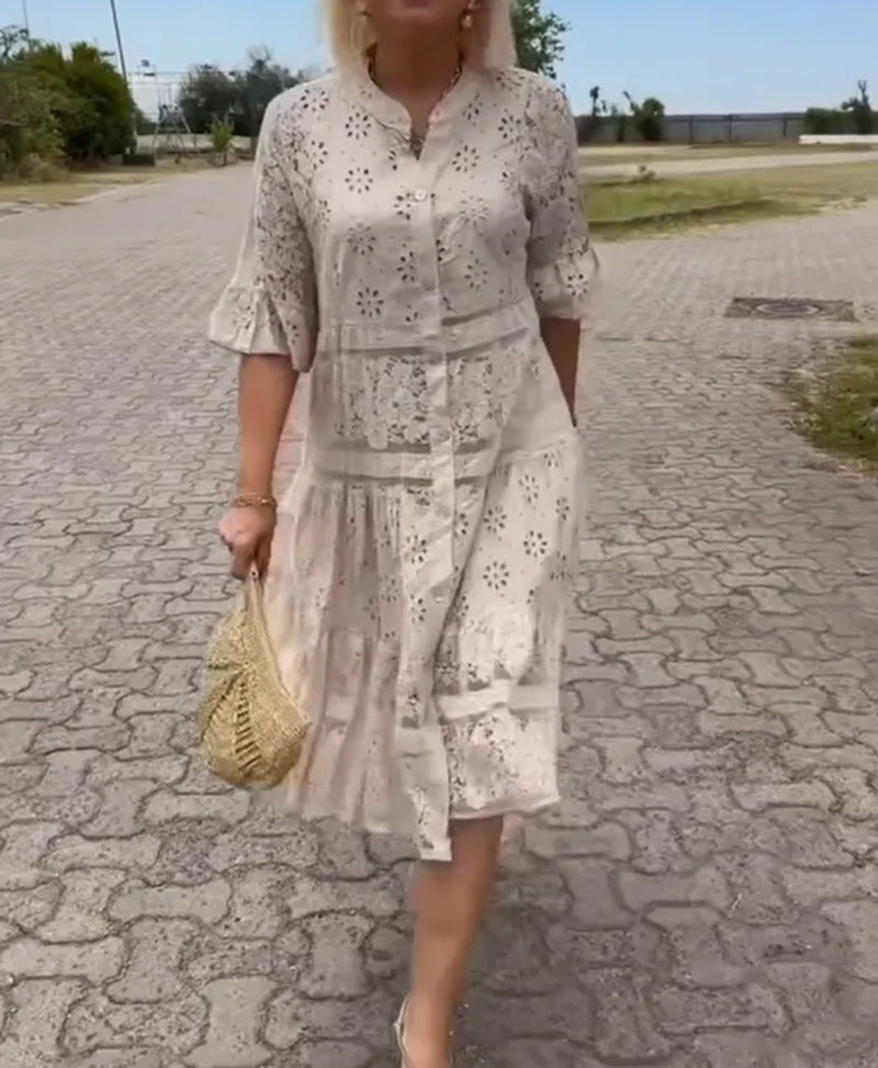 Dame nan romantisk midikjole med broderi-anglaise, knaplukket overdel, stående krave, halvlange flæseærmer og trinvist søm Skovae