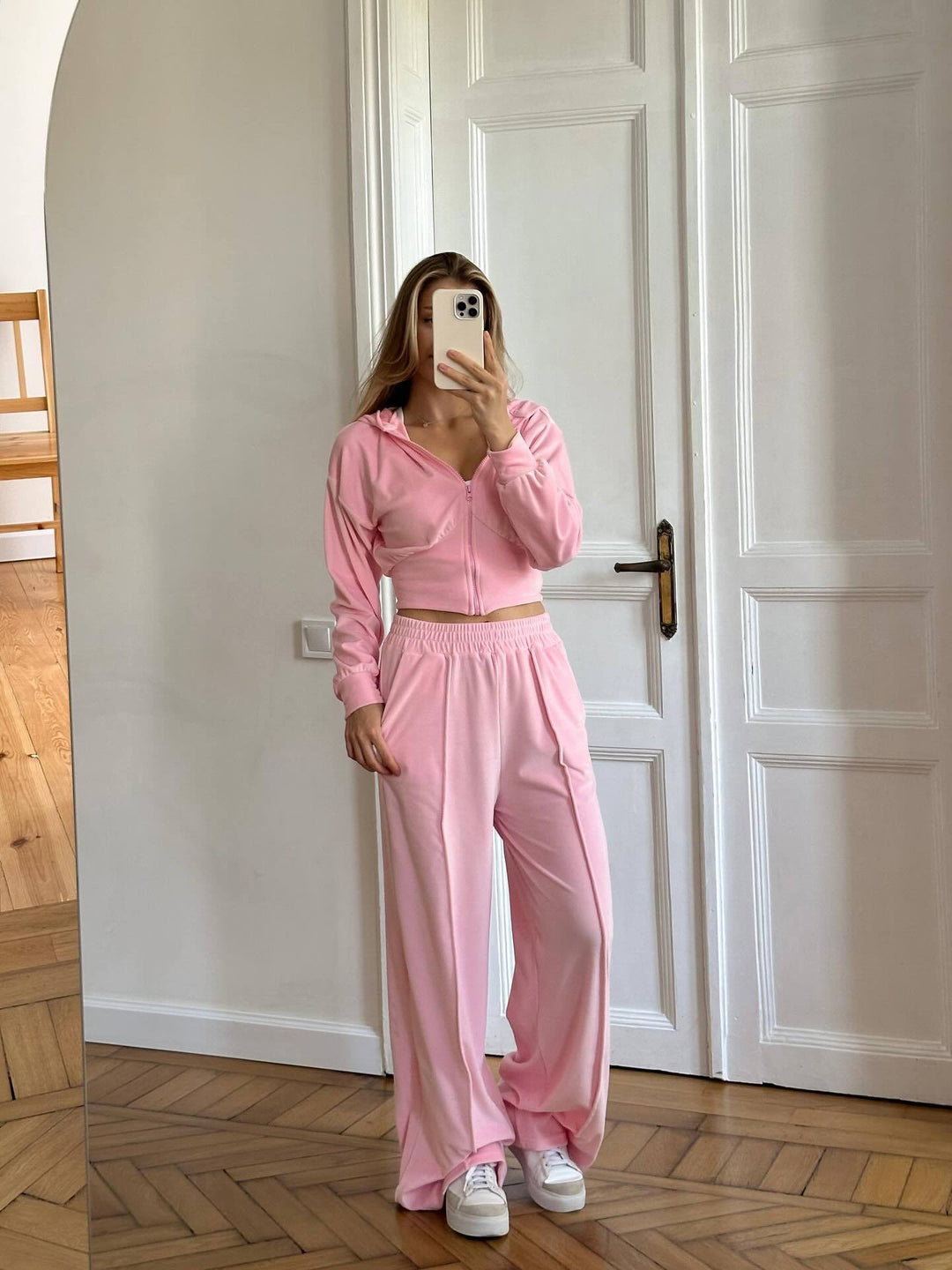 Kvinder cropped sweatjakke med høj krave og elastiske joggingbukser Skovae