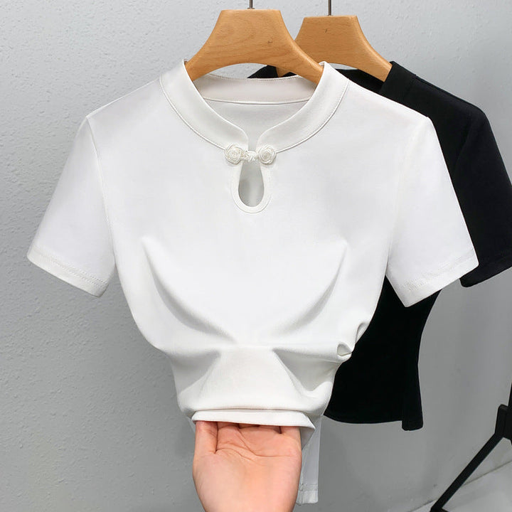 Dame kortærmet bluse med elegant rund halsudskæring og floralt knapdetalje Skovae
