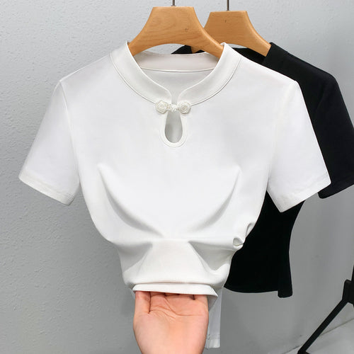 Dame kortærmet bluse med elegant rund halsudskæring og floralt knapdetalje Stilla