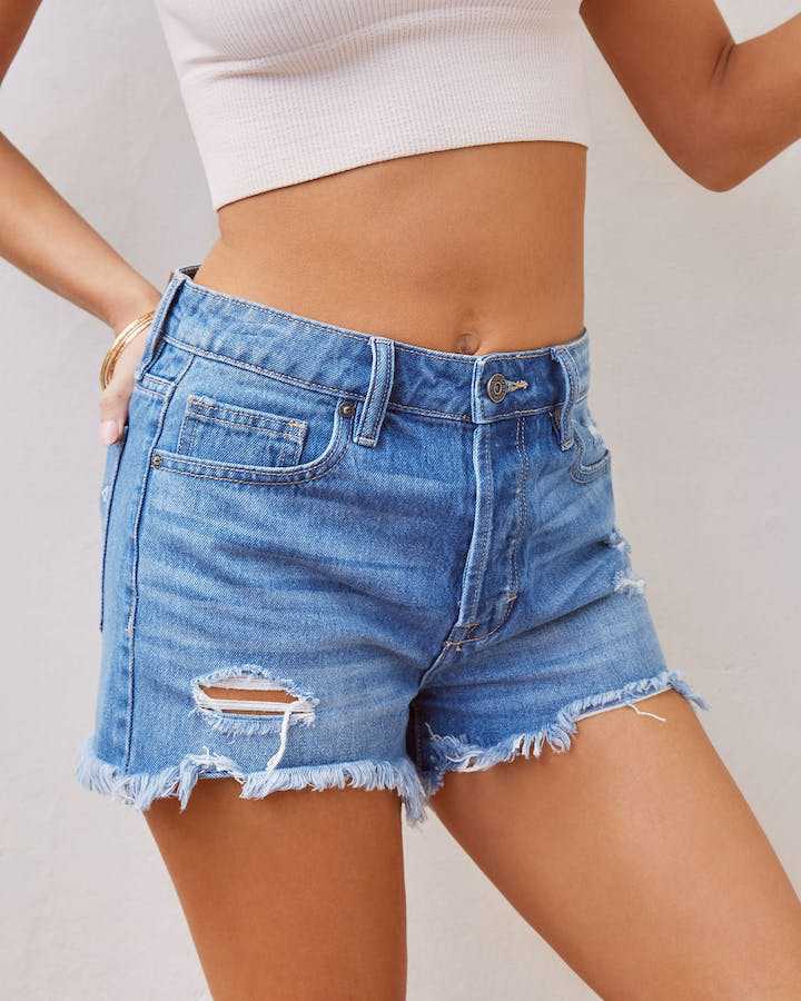 Dame jeansshorts i distressed look med frynset kant og høj talje Stilla